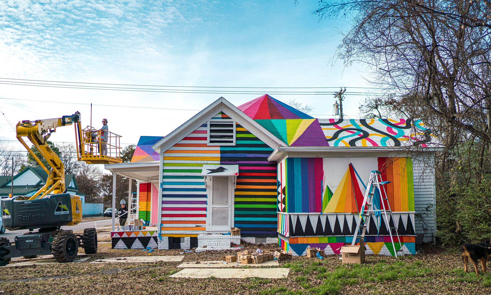 在无人问津之地,艺术家将一栋老房子刷成了"彩虹",蹿红网络_高清图集