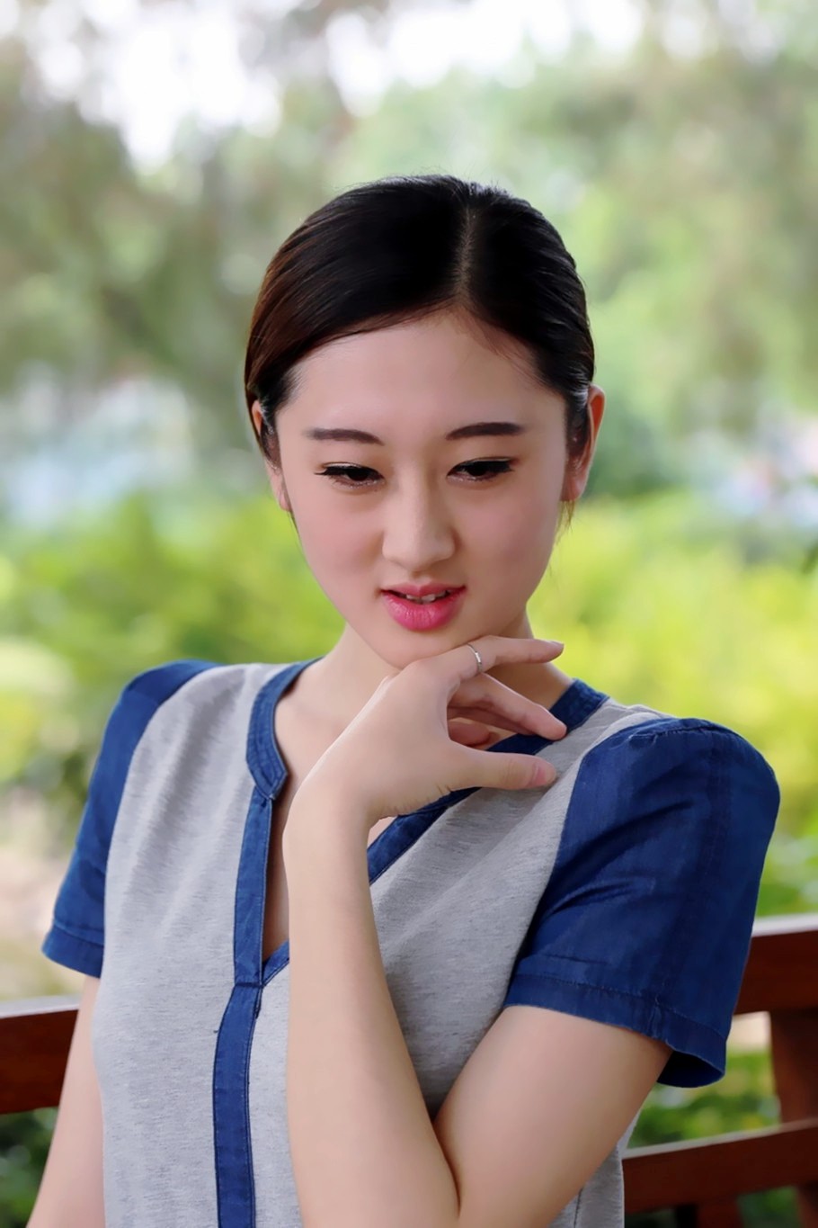 随拍在美景凉亭下的文雅气质美女