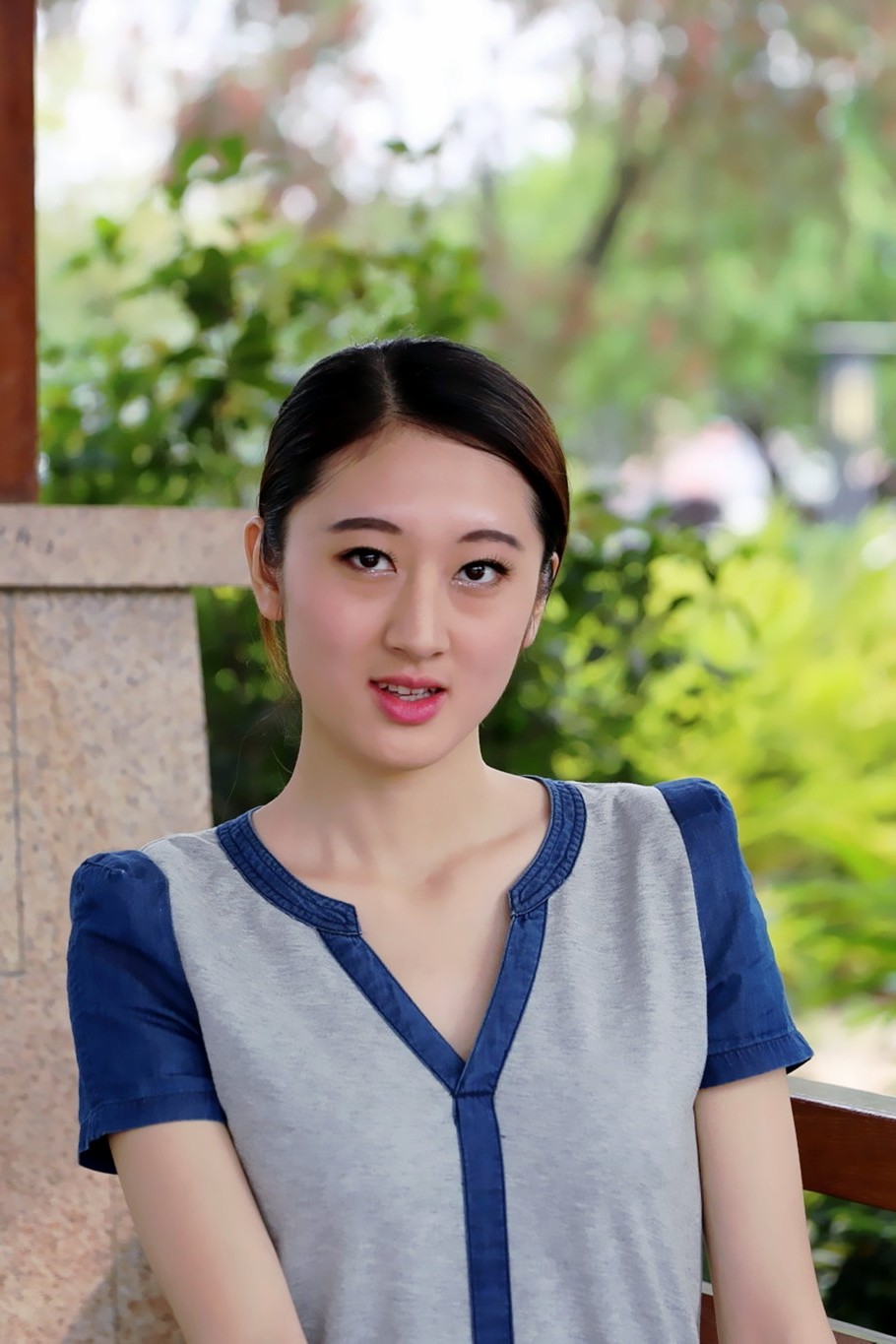 随拍在美景凉亭下的文雅气质美女