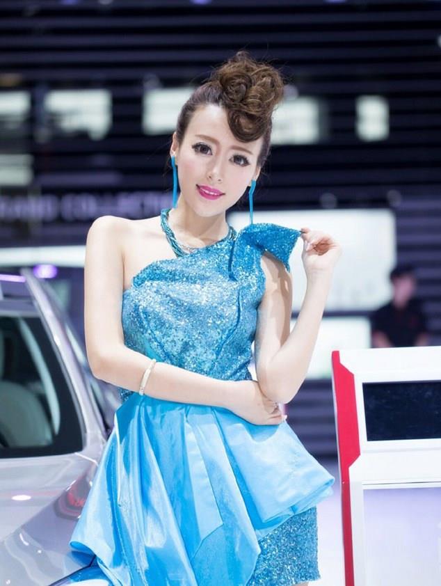 别克君威车展,车模肤白貌美,身材凹凸有致,腿还很白