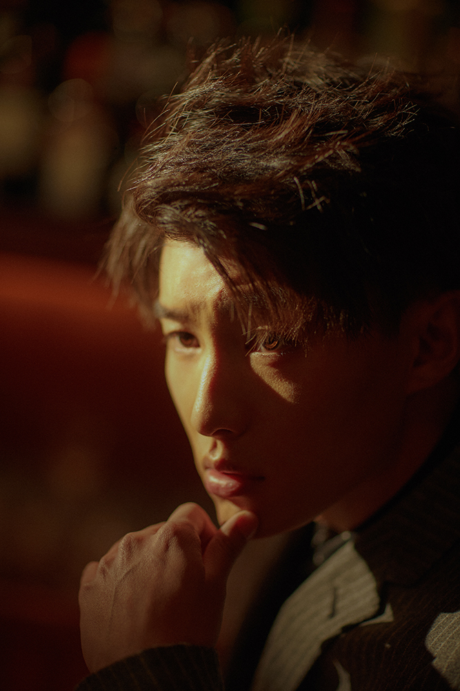 近日,在热播剧《招摇》姜武的扮演者代旭曝出一组时尚写真,照片中的他