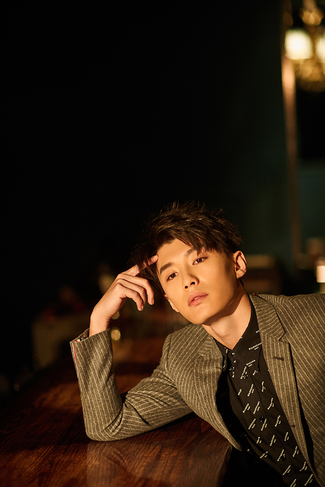 代旭曝出时尚写真 棱角分明尽显沉稳气息