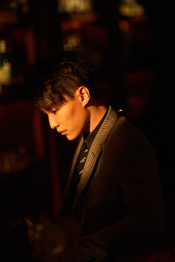 代旭曝出时尚写真 棱角分明尽显沉稳气息