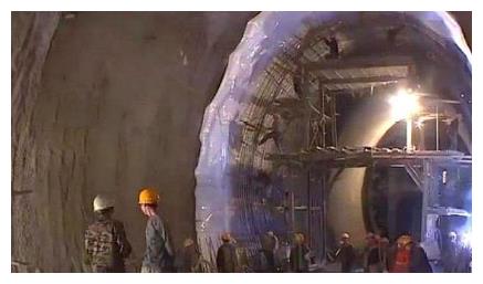 喜馬拉雅山被挖空？中尼鐵路將在2020年完工，又是一舉世工程！