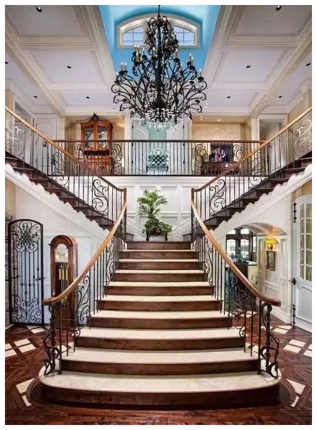 千万别委屈别墅，不配个大理石楼梯怎能体现豪宅气质