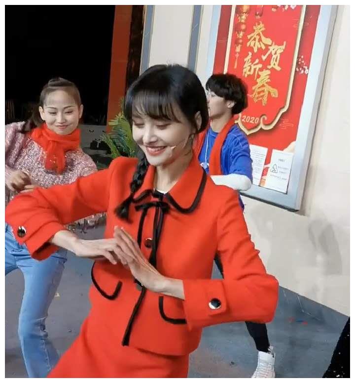 郑爽元宵节热舞中国红造型寓意美好却被鼻子抢镜