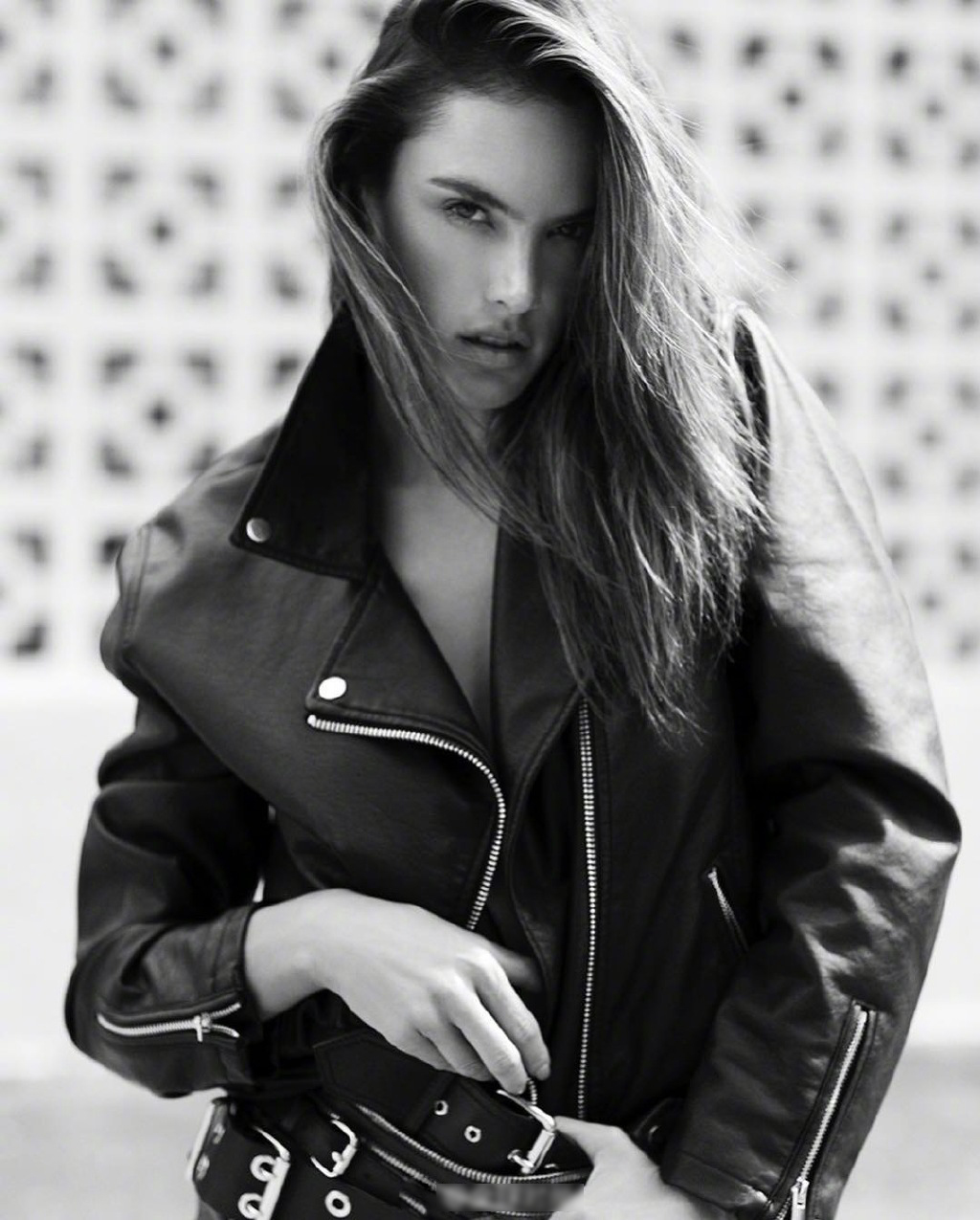 巴西超模aa登意版elle前面,机车与裤子,演绎魅力与狂野!