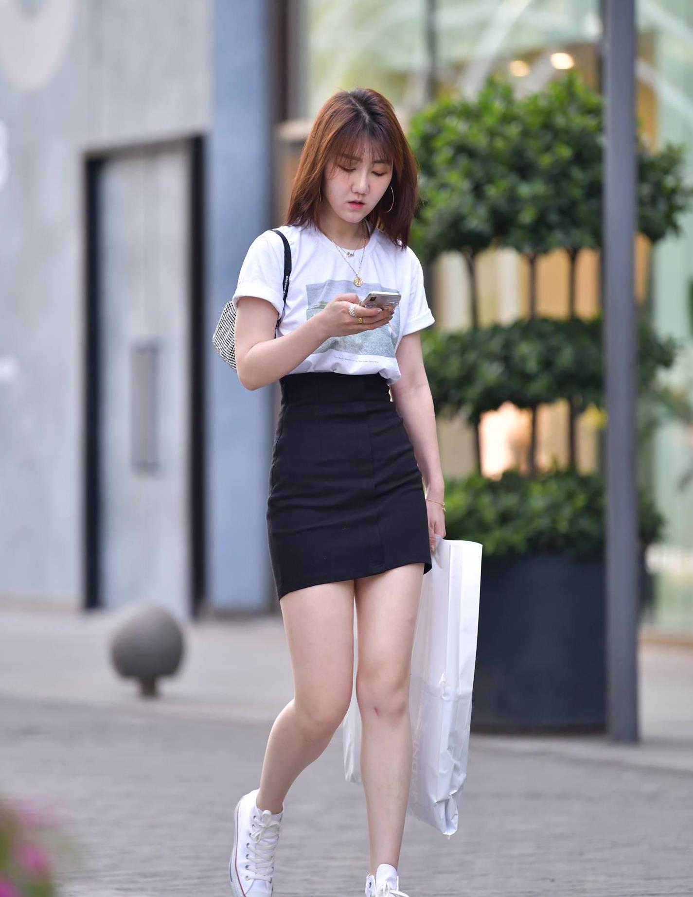 但是她们选择平底鞋,也是经过挑选的,看一下这位穿着高腰筒裙的美女