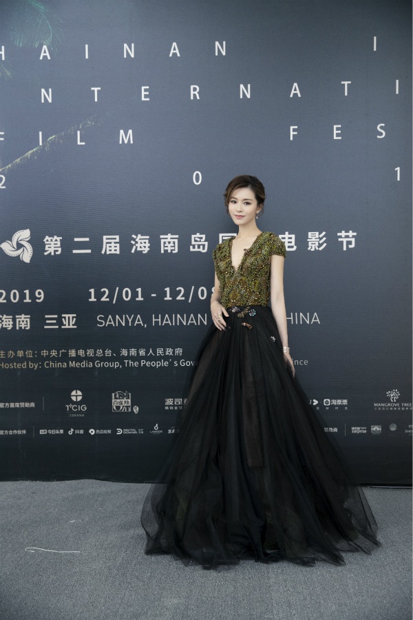 文咏珊黑色礼服裙气质卓然 闪耀海南岛国际电影节红毯