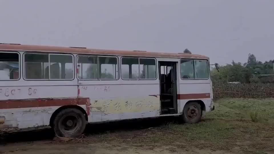 买来报废公交车自己动手改造成漂亮房车可惜不能上路呀