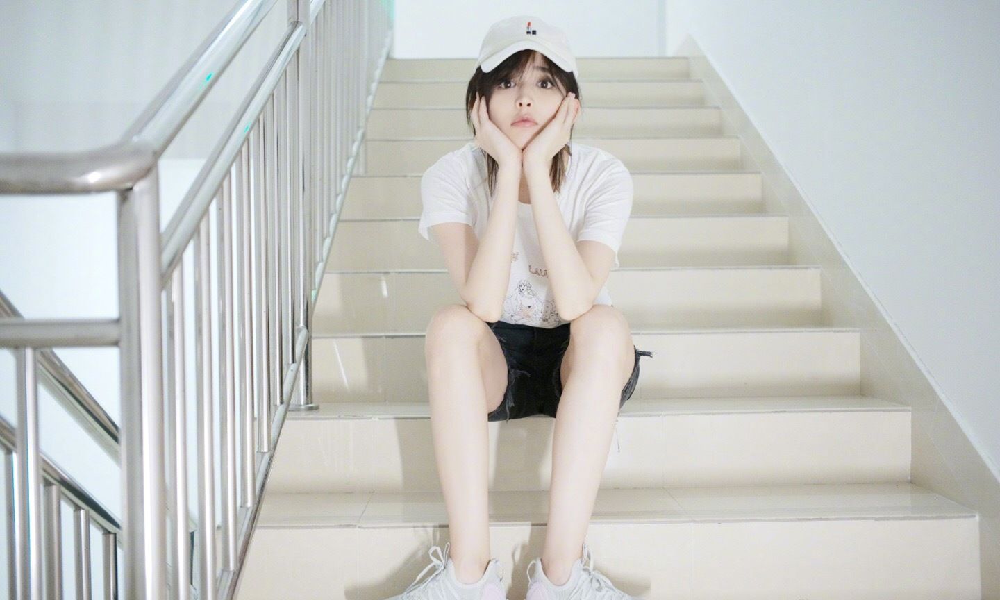 古力娜扎动感写真,一身运动休闲装,模样俏皮可爱