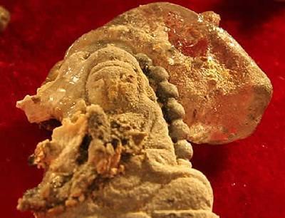 五年开始营建雷峰塔时专为雷峰塔打造,银塔内置奉安"佛螺髻发"的金棺