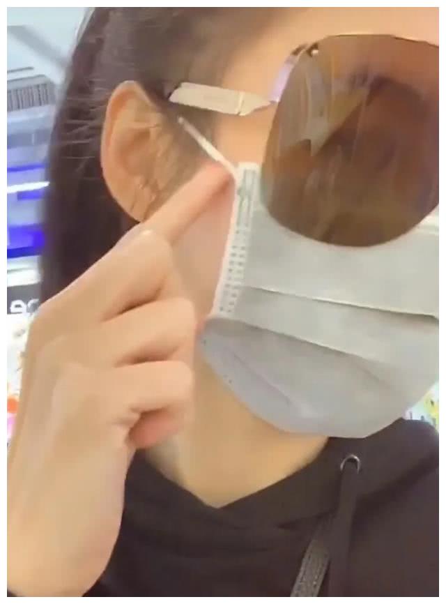 张柏芝宅家一个月后,带儿子出门购物,小Q直言好开心!