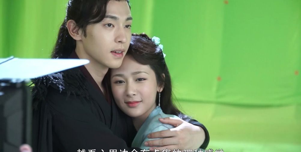 杨紫深夜发微博,邓伦十字高智商神回复,网友:这把狗粮我们干了