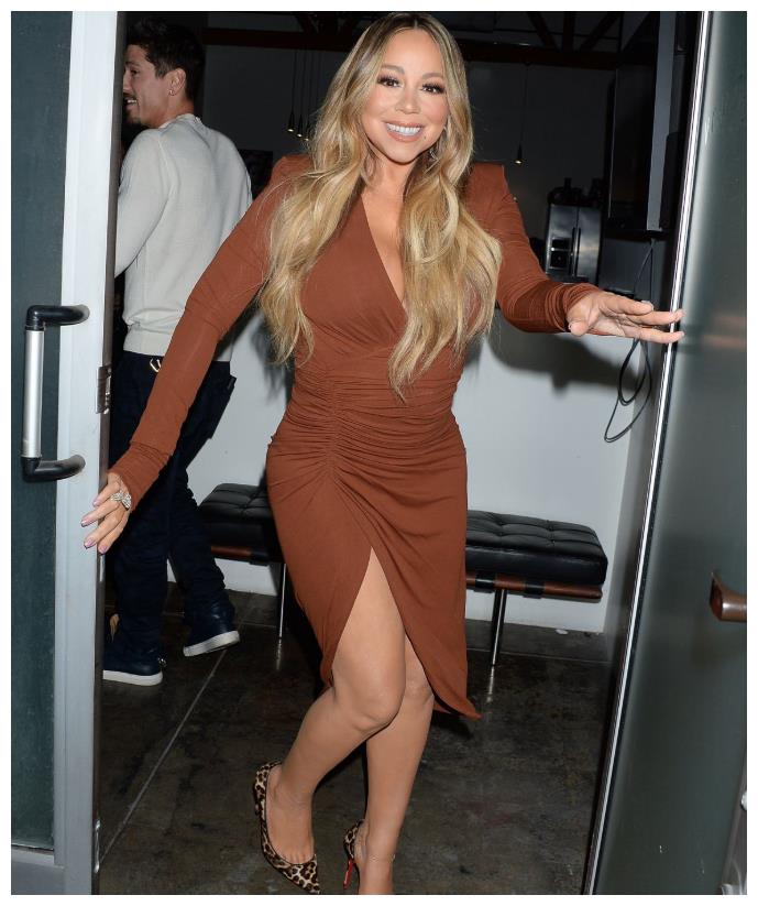 再度发福玛丽亚凯莉晚上返家被拍穿宽裙难掩臃肿身材