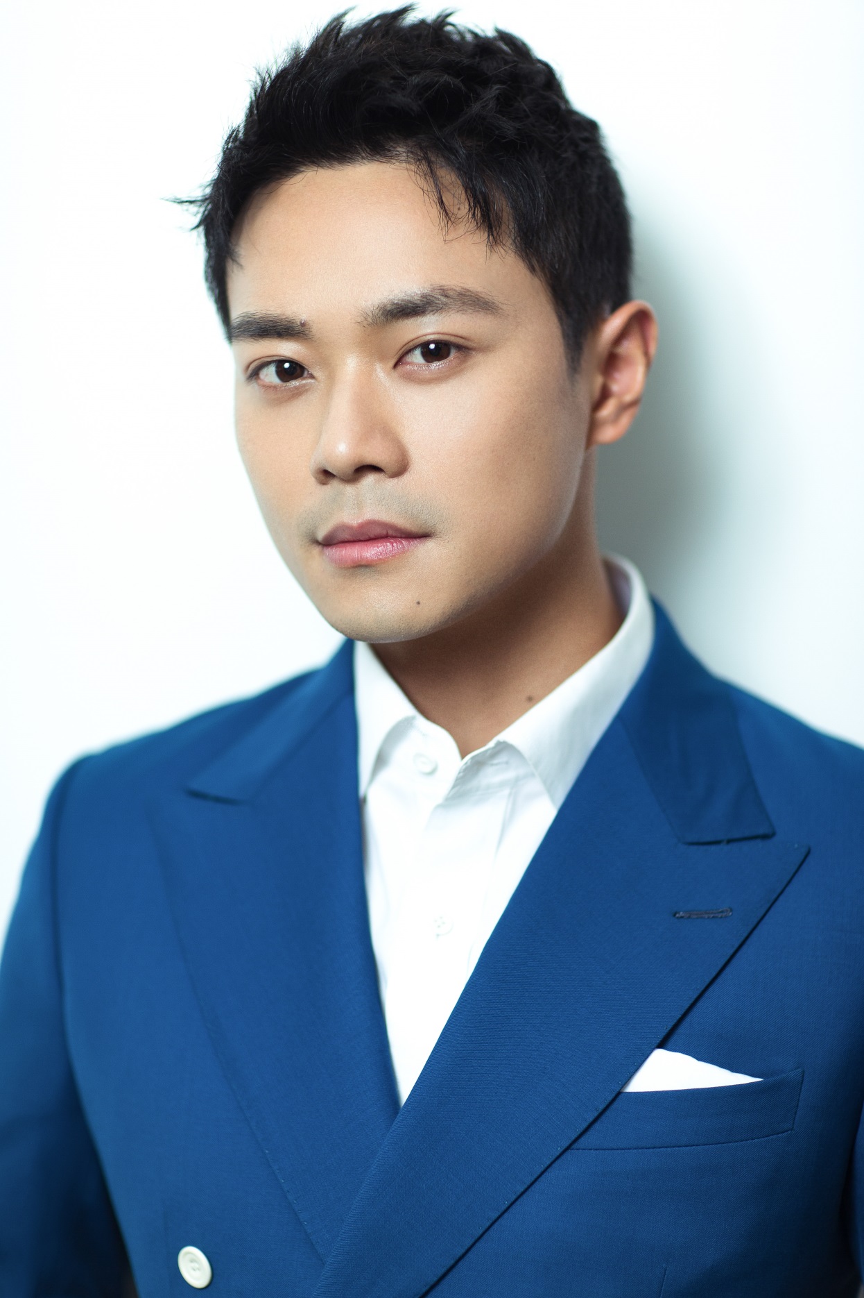 曹骏西装出席时尚活动 简约雅致一展绅士魅力