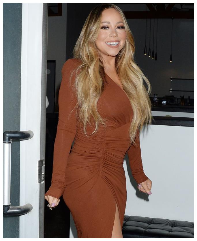 穿宽裙难掩臃肿身材|玛丽亚·凯莉|身材|发胖_新浪新闻