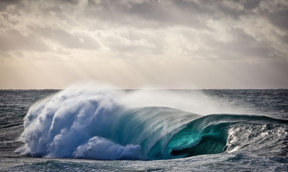 夕阳下美丽的巨浪.