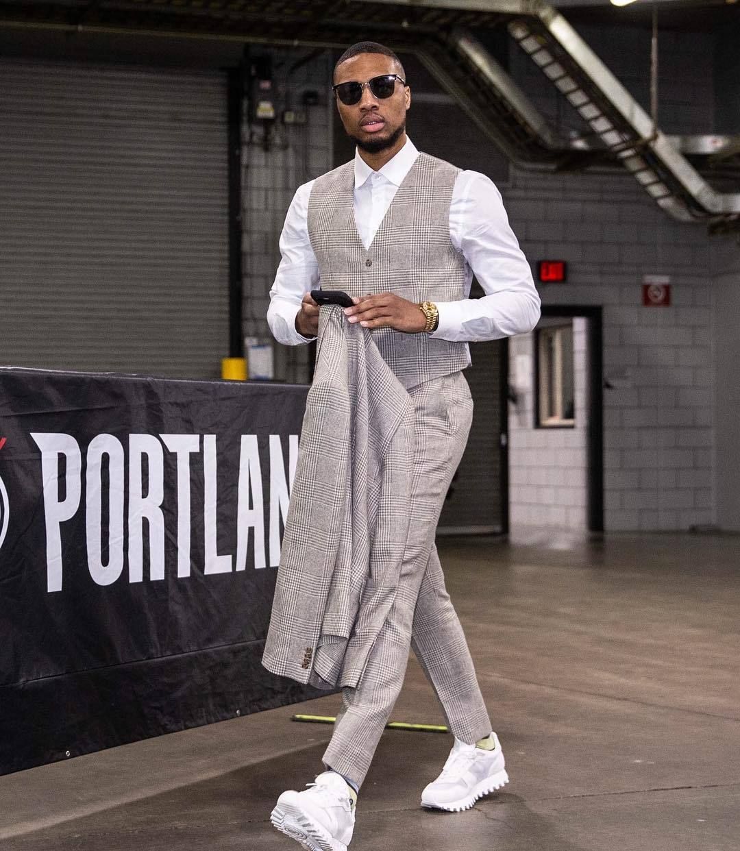 利拉德用白球鞋搭配西装,帅气十足.