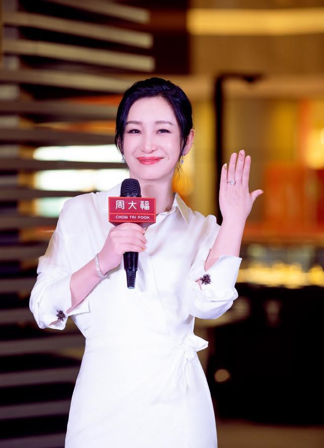 她曾被称为金马奖最丑影后,今穿白色衬衫裙,42岁美得优雅大方