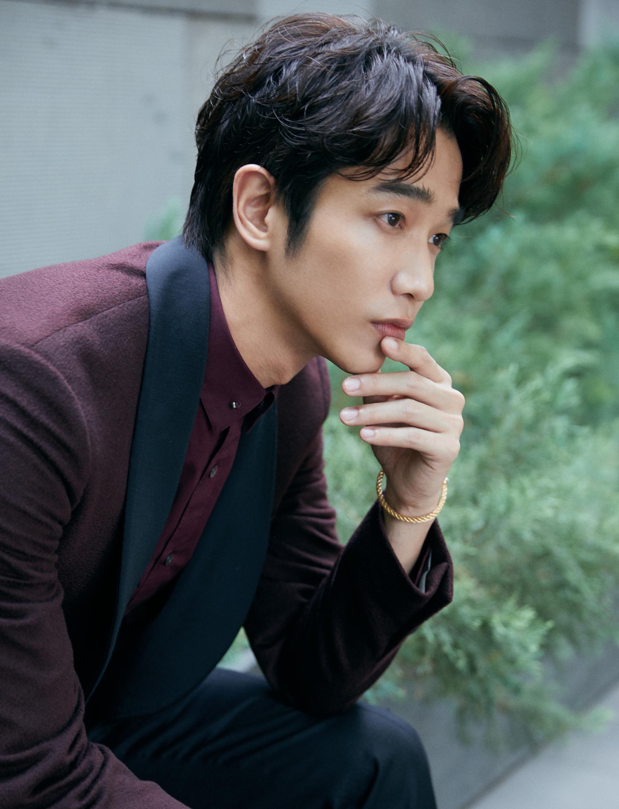 刘以豪亮相高级珠宝活动酒红西装极致典雅华贵