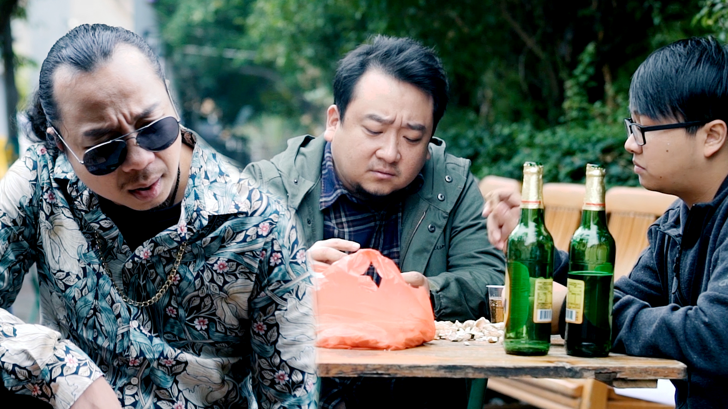 街头遇到小混混找茬,男子一句话让混混秒怂!