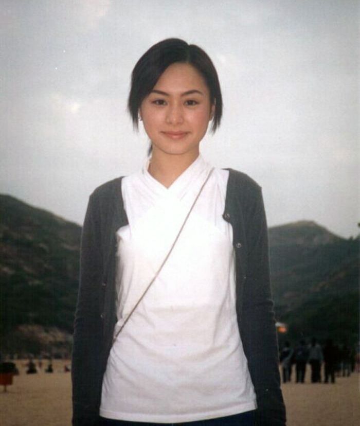一弯浅笑，双眸明媚，三栖女明星，钟欣潼12张幼时老照片欣赏|钟欣潼|幼时|双眸_新浪新闻