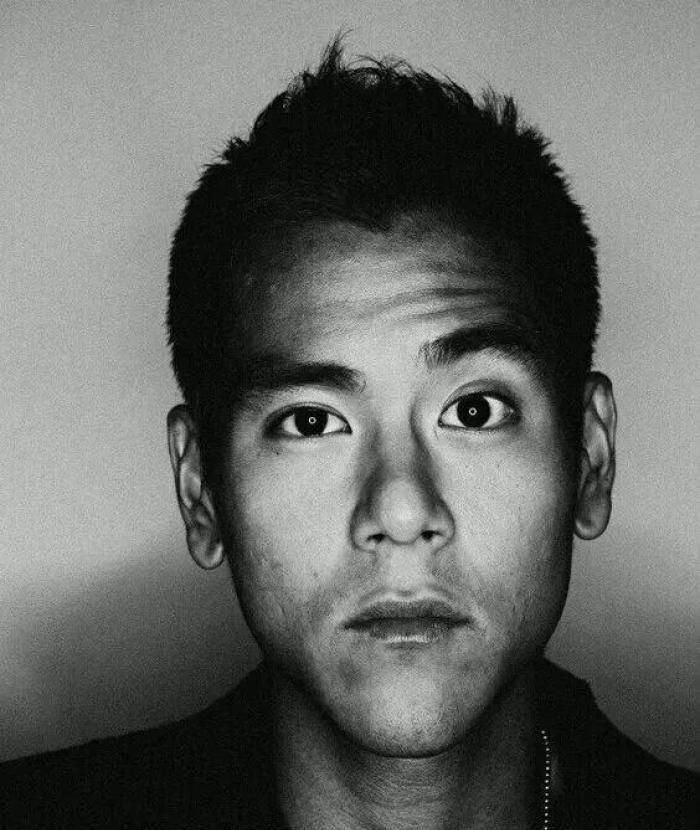 彭于晏精美壁纸,图3就算是简单的黑白配,也掩盖不了他的帅气!