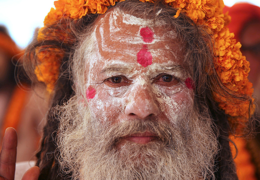 大壶节开始!印度苦行者赴圣河沐浴洗罪孽