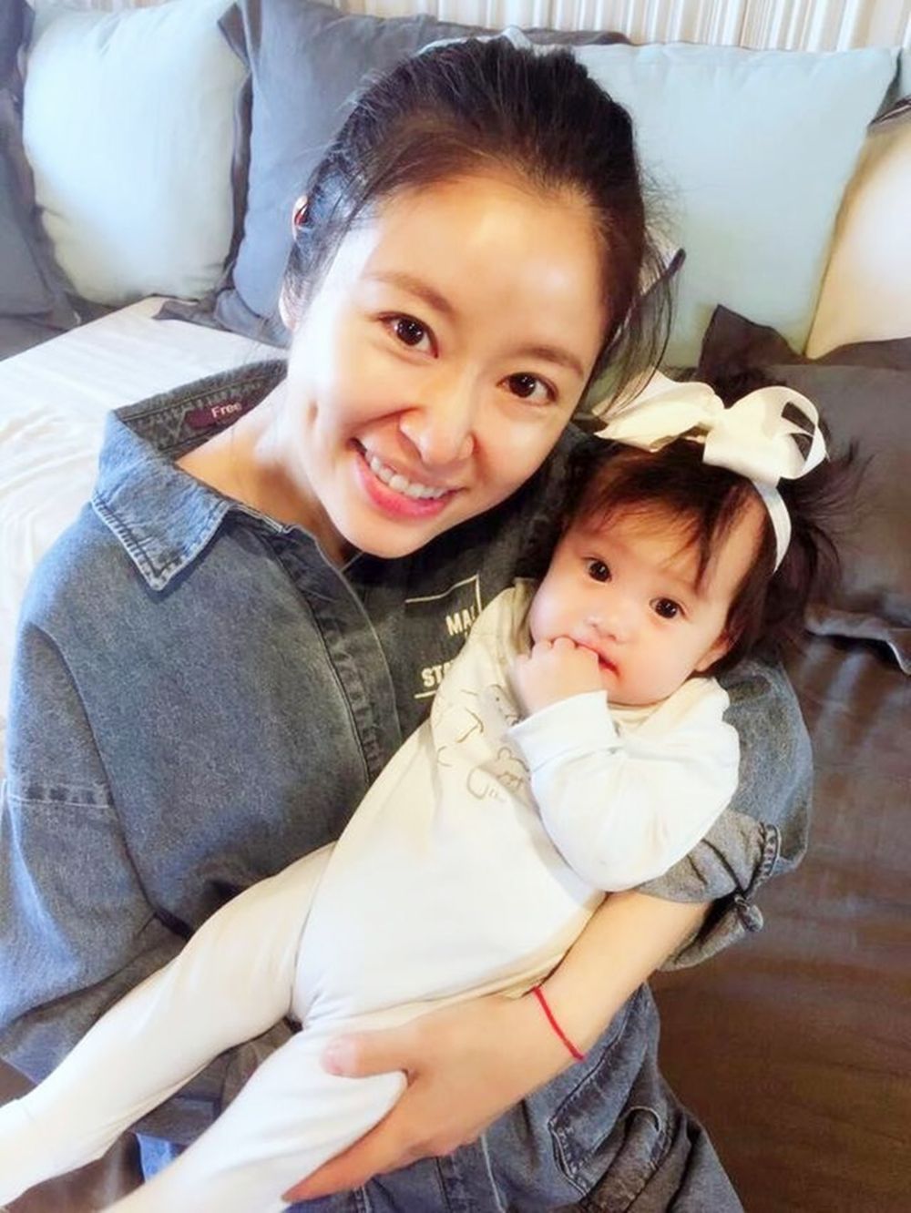 孙莉罕见晒出三胎后代自拍,活蹦乱跳超她刘海长短有致,带着些微