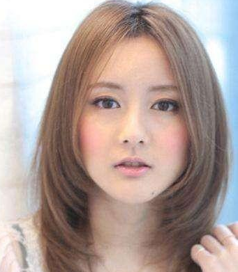 方脸的人怎样根据五官找到适合自己的发型和风格呢