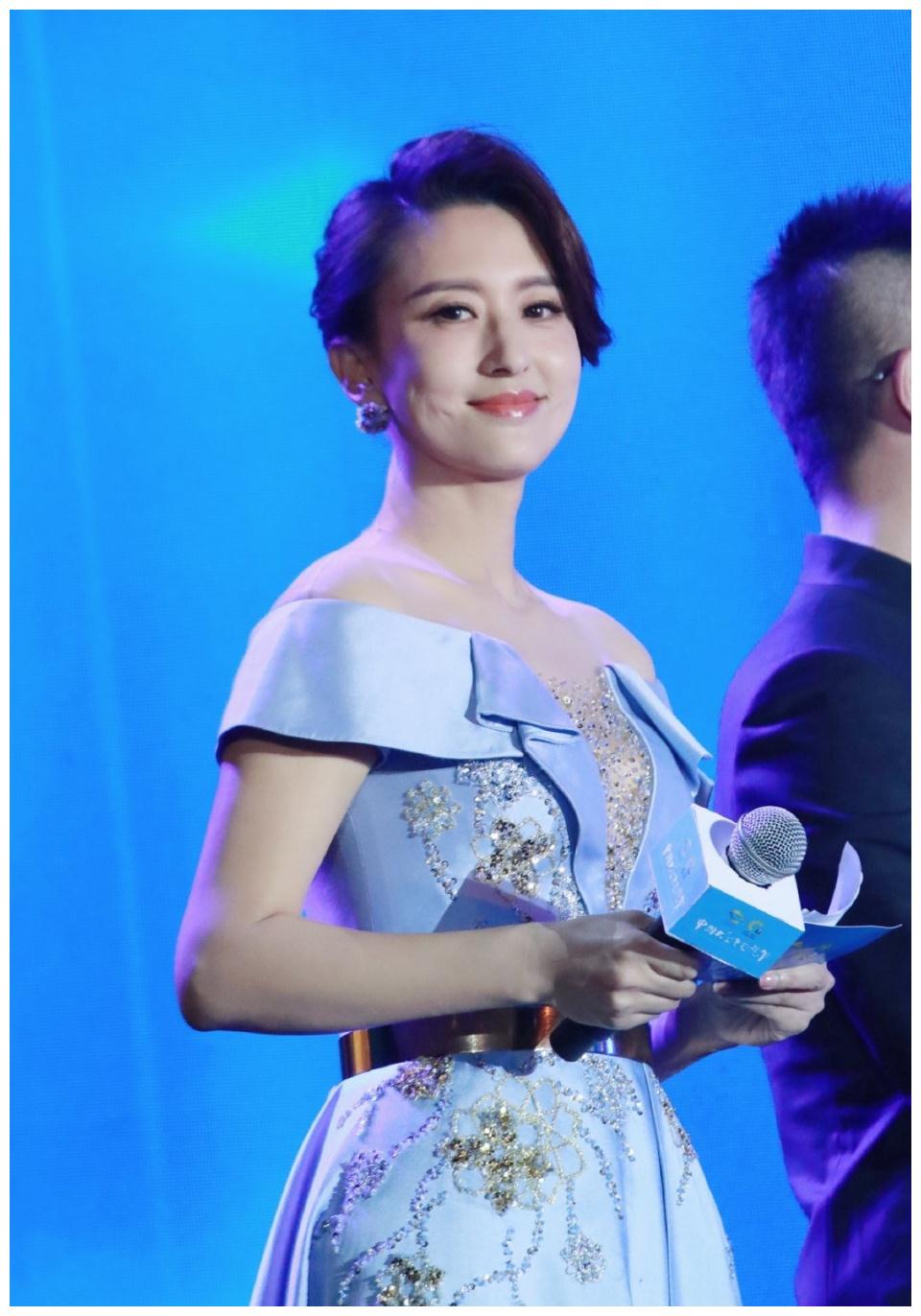 张蕾气质非一般,穿湖蓝色一字肩连衣裙大气优雅,气场不输董卿|张蕾|湖蓝色|董卿_新浪新闻