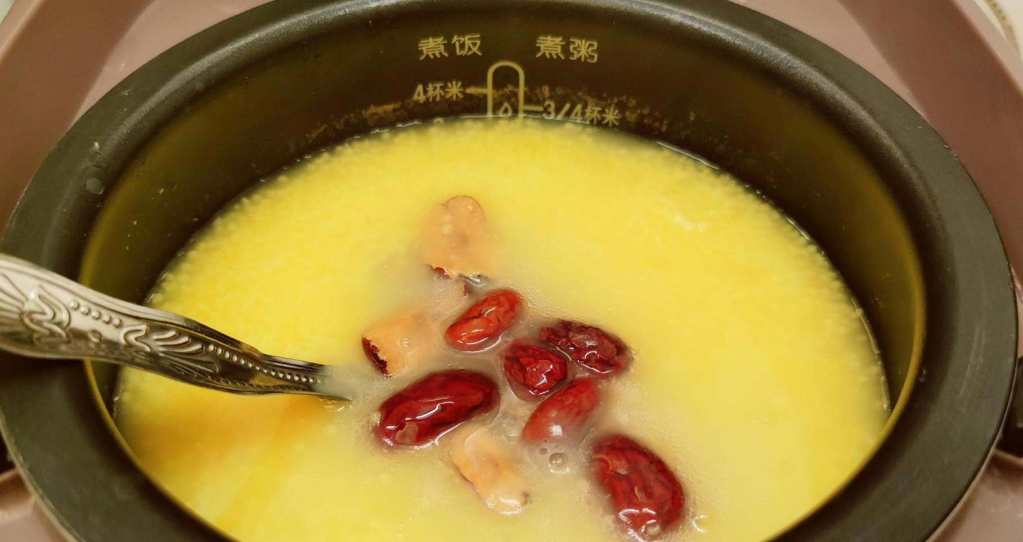 煮小米粥,想要米粥又香又浓稠,米油多,不要直接用水煮,加2步