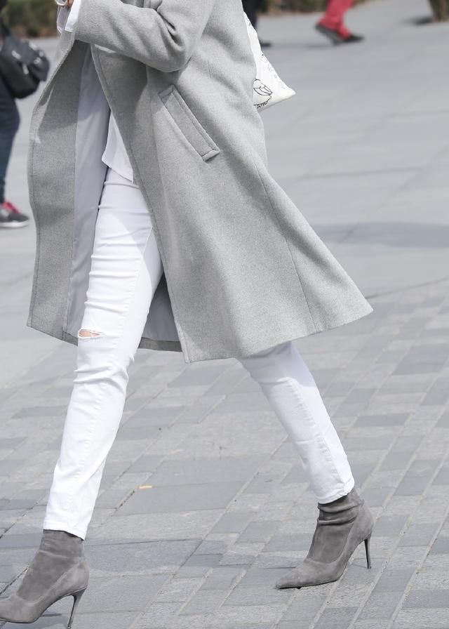 街拍穿灰色大衣牛仔裤的姑娘她的打扮显得轻松自然好看