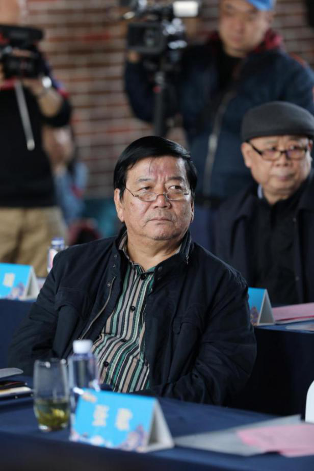 著名制片人孟凡耀)中国电视剧产业协会副会长王鹏举认为,群众演员是