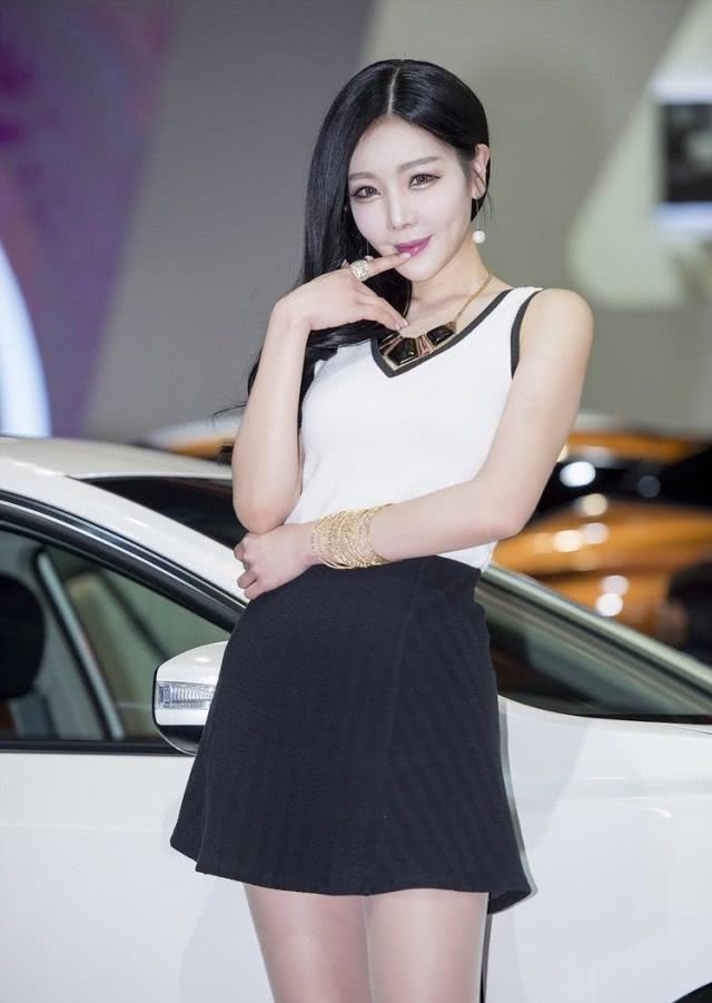 日产阳光亮相车展,车模短裙 肉丝,长得真漂亮