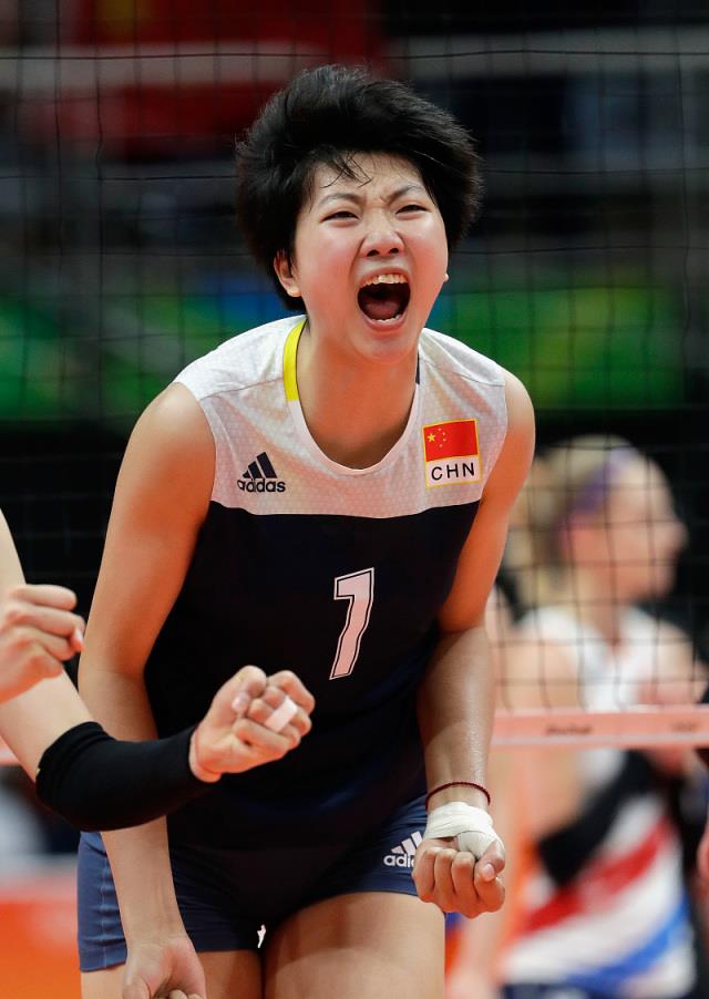 女排龚翔宇水嫩的脸蛋让队友忍不住对其下手,脸上都戳出小酒窝了