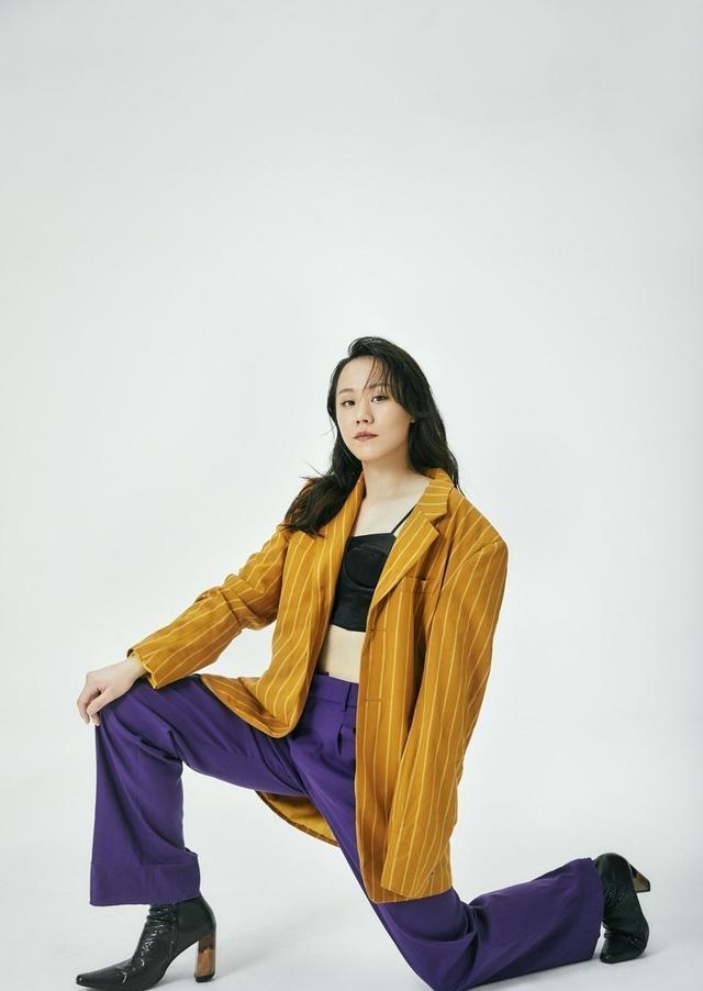 国羽名将赵芸蕾拍摄写真杂志,穿着时尚格外有范儿