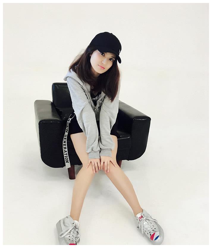 肖茵运动风美照元气十足修长美腿很吸睛