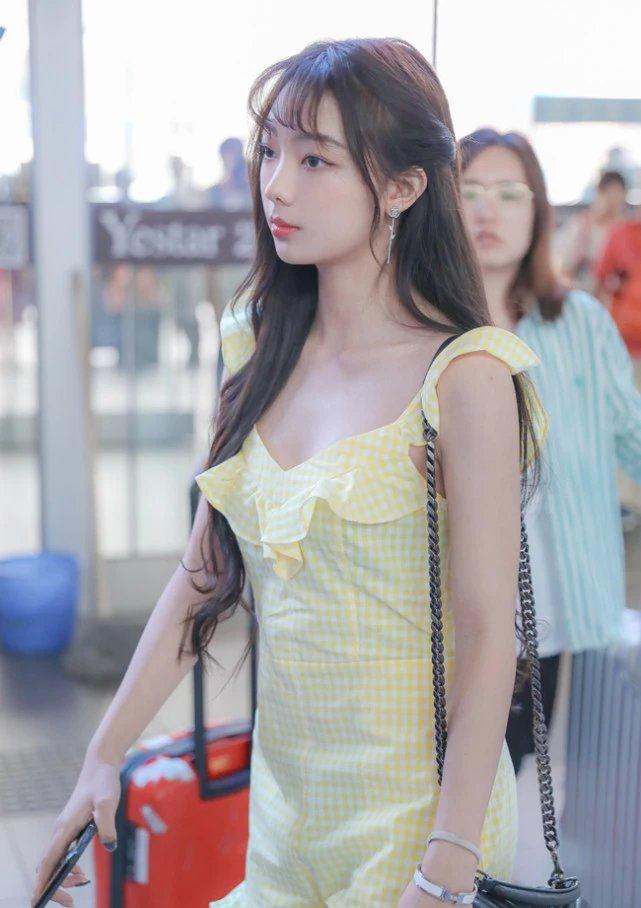 李紫婷不愧是火少"唯一"的女生,黄色连体裤一穿就是甜甜本人!