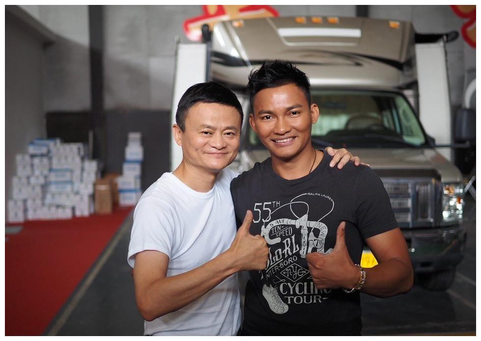 他是唯一让子丹服软,成就不输连杰,马云和他拍照只付他片酬!