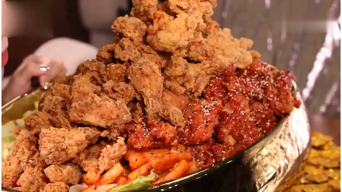 大胃王mini狂吃巨大盆炸鸡各种酱料蘸着吃这吃相没谁了