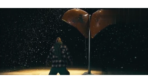 夏洛特烦恼袁华打过电话后,竟然是个男的给他送衣服这个画面!