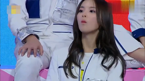 快乐大本营:彭昱畅假发片掉了,找补发片,今晚的