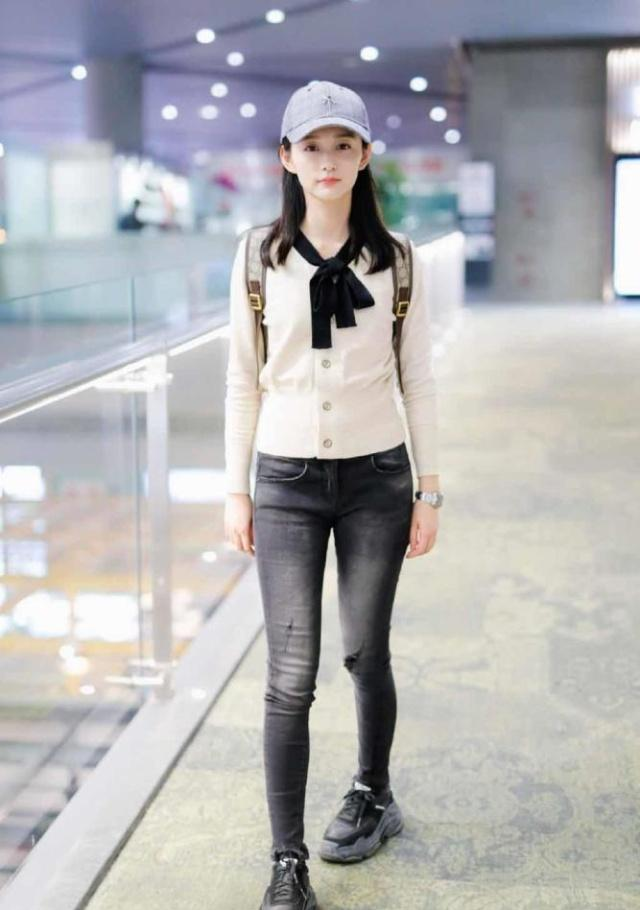 何泓姗霸气出街,穿格子西装搭配牛仔短裤,手插口袋气势如虹