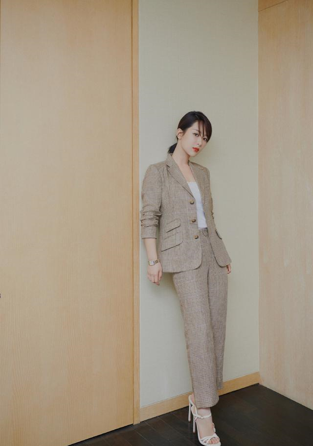杨紫写真被"坑",穿粉色修身蕾丝裙配高跟鞋,全身照太显壮实了