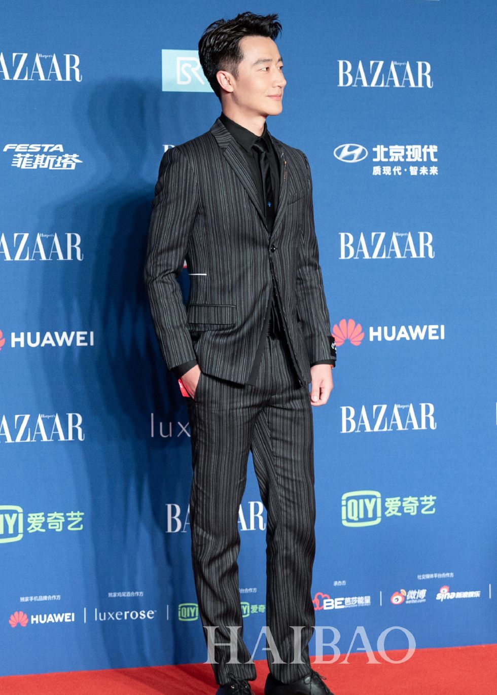 周冬雨的新发型丑到没眼看刘雯依旧强大2018芭莎明星慈善夜上