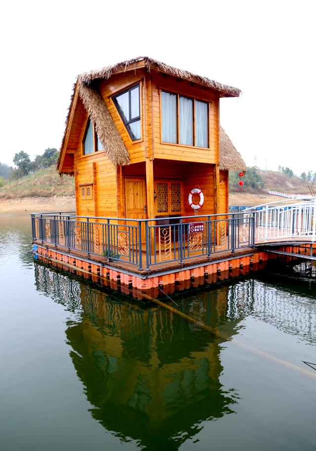 湖北当阳:湖泊中现草屋宾馆,风光优美档次高,专家又提4金点子