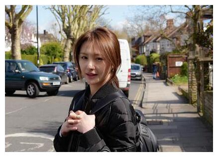 郑爽以前老爱笑了,现在笑起来都有点"冷冷的"