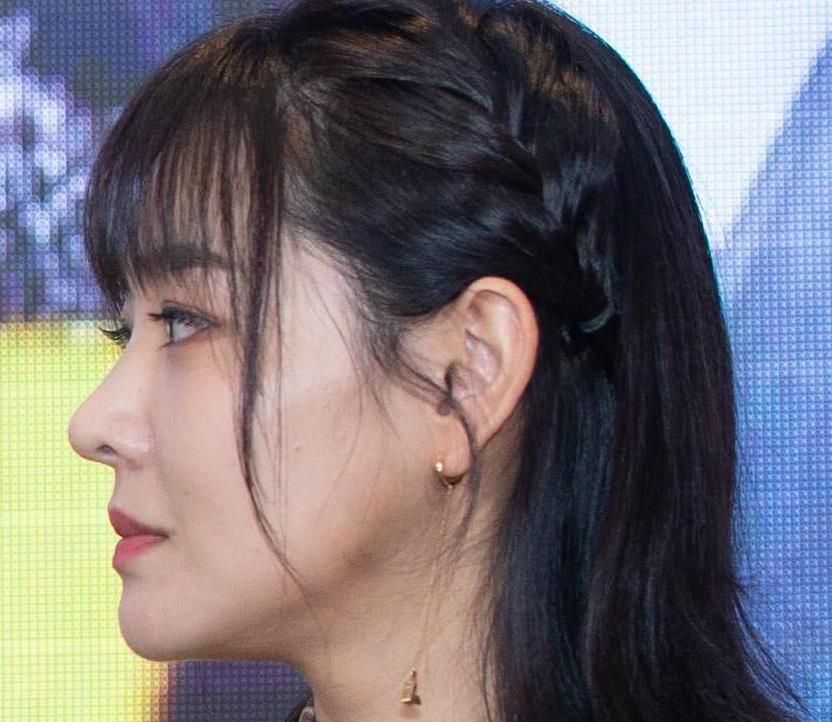 洁身自好不温不火,是"温婉女子"的代表者,如今的她超有女人味